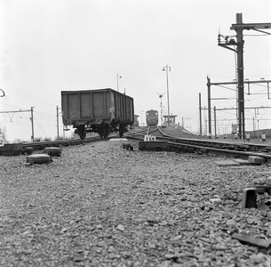 854175 Afbeelding van het heuvelen van een goederenwagen op de rangeerheuvel van het rangeerterrein Watergraafsmeer van ...